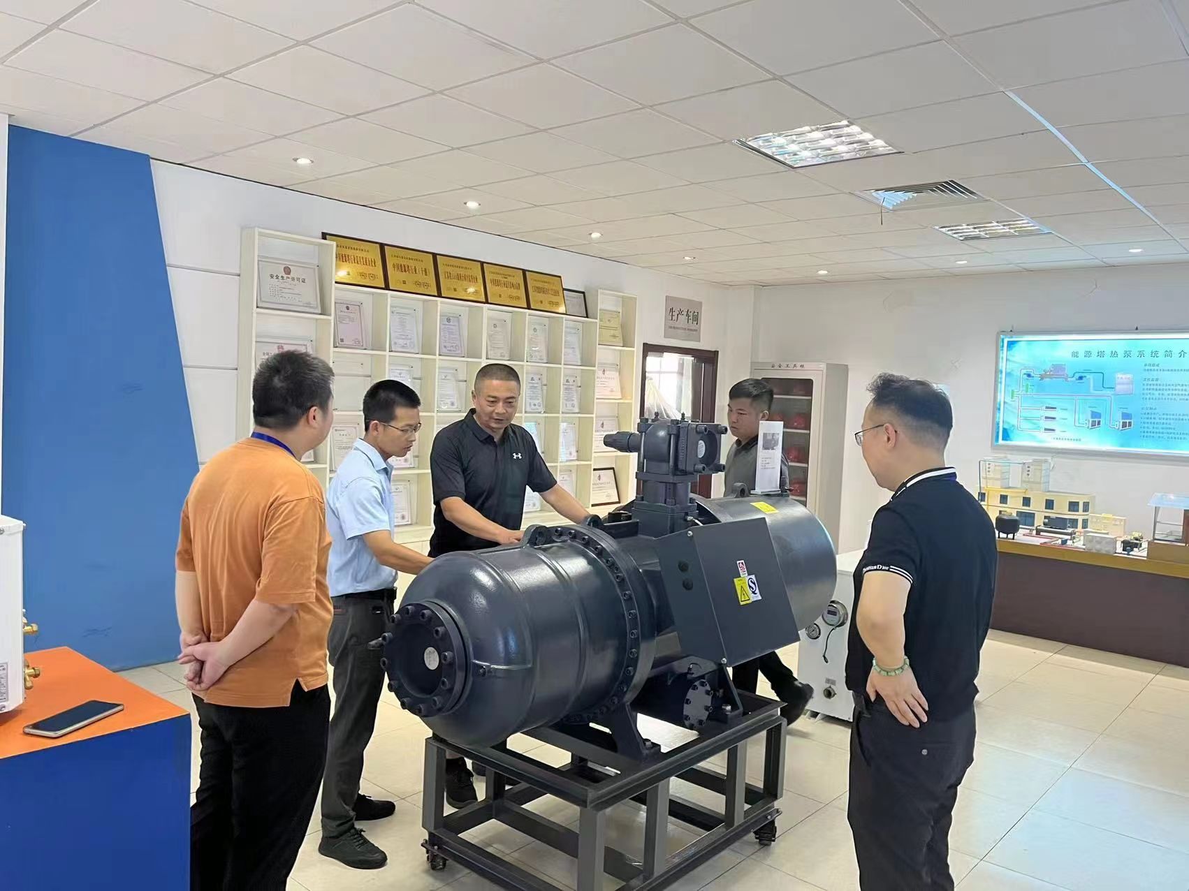 西安热烈欢迎新疆阿克苏地区商务局领导一行莅临江苏BG大游集团新能源（集团）有限公司参访交流